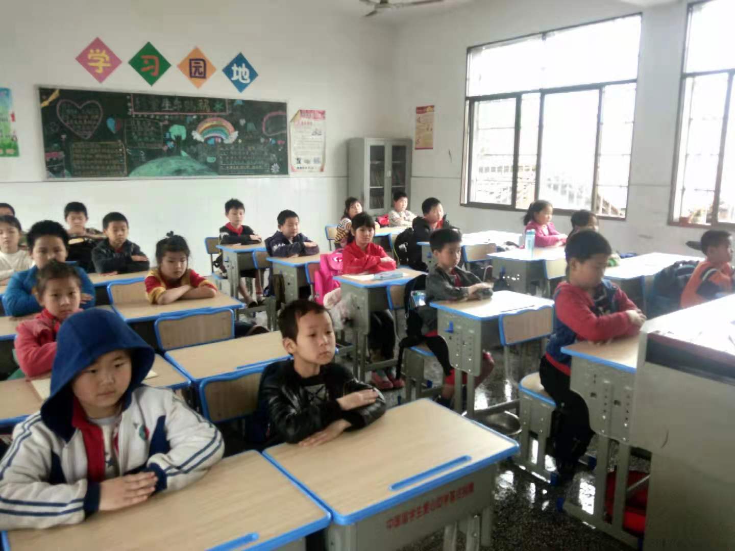 湖南甘泉山小学课桌椅捐赠项目（2021）